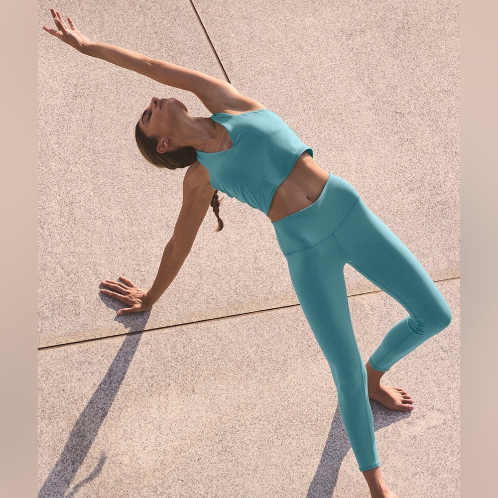 Alo Yoga sportswear: top and leggings. New, never worn. Size 4.